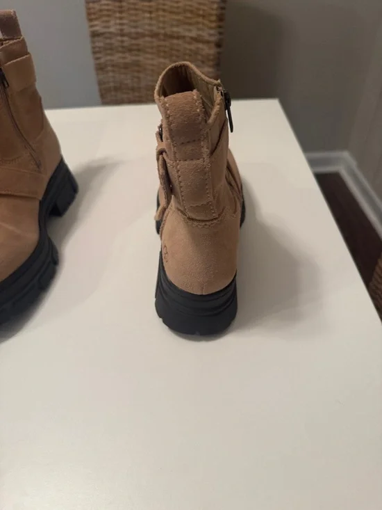 UGG Ashton short Suede Lug Sole Ankle Booties in San size 9 EUC - Picture 5 of 13